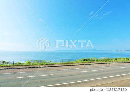 北海道　青空と海沿いの道路 123817129