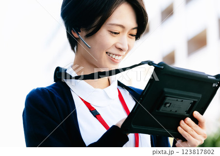 タブレットを操作する医療従事者 タブレットを操作する医療従事者 123817802