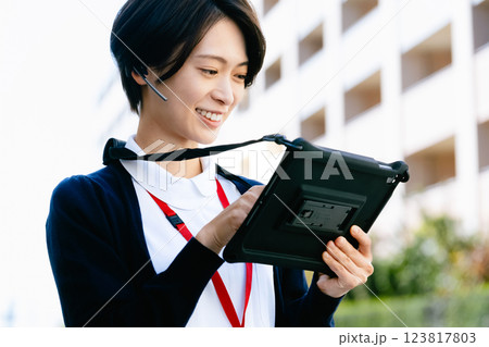 タブレットを操作する医療従事者 タブレットを操作する医療従事者 123817803