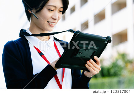 タブレットを操作する医療従事者 タブレットを操作する医療従事者 123817804