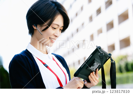 タブレットを操作する医療従事者 タブレットを操作する医療従事者 123817810