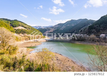 桜の花が咲く季節に映える　 奥球磨県立自然公園・市房ダム風景　(熊本県球磨郡水上村湯山) 123817812