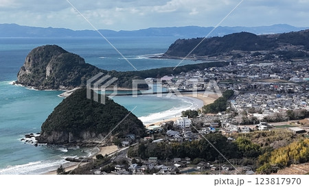 【空から見る長崎・加津佐町】　加津佐の町と女島山 123817970