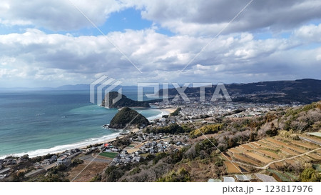 【空から見る長崎・加津佐町】　女島山と海岸 123817976