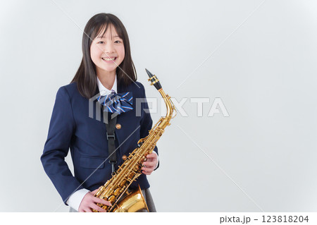 サックスを吹く吹奏楽部員女子生徒 サックスを吹く吹奏楽部員女子生徒 123818204