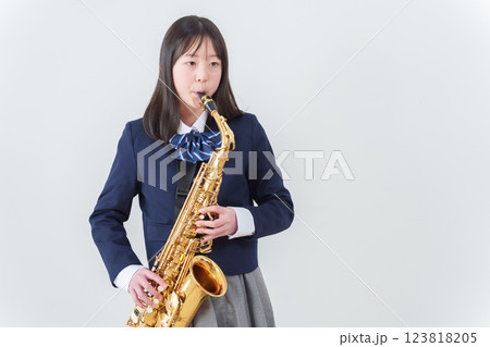 サックスを吹く吹奏楽部員女子生徒 123818205