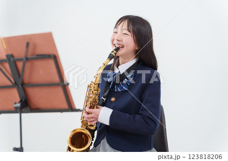 サックスを吹く吹奏楽部員女子生徒 123818206