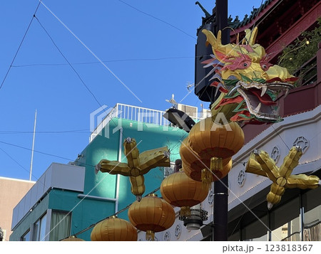 横浜中華街の龍のオブジェ、ランタン 123818367