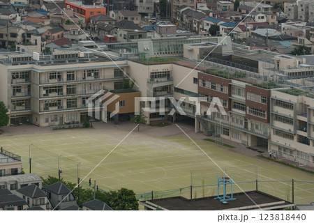 住宅街にある緑化された学校 123818440