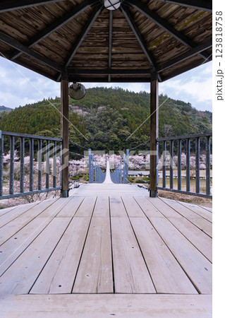 観光・行楽スポット　桜の花が咲く季節に映える汗の原　親水公園　 　(熊本県球磨郡水上村湯山) 123818758