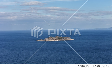 【空から見る長崎・軍艦島】　海に眠るダイヤモンド／世界文化遺産の端島 123818947