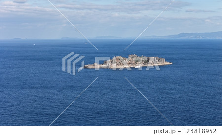 【空から見る長崎・軍艦島】　海に眠るダイヤモンド／世界文化遺産の端島 123818952