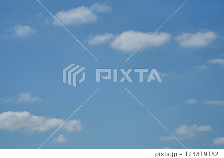 秋の青空と雲	 123819182