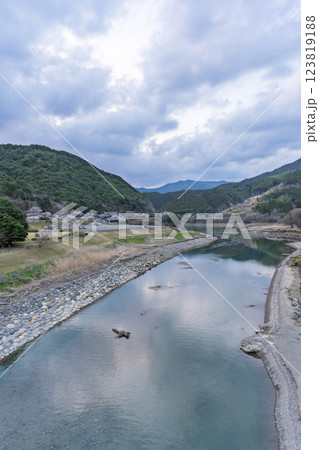 周辺風景　桜の花が咲く季節に映える水輝橋　汗の原　親水公園　 　(熊本県球磨郡水上村湯山) 123819188