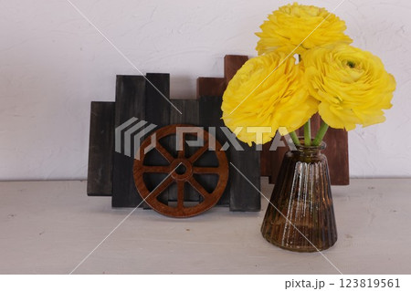 黄色いラナンキュラス 123819561