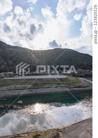 桜の花が咲く季節に映えるダム湖周辺　 奥球磨県立自然公園・市房ダム風景　(熊本県球磨郡水上村湯山) 123820126