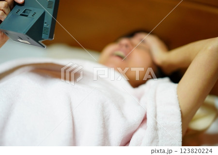 朝寝坊した中年女性 123820224