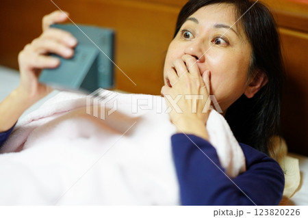 朝寝坊した中年女性 朝寝坊した中年女性 123820226