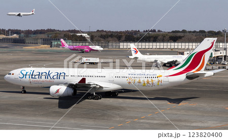 スリランカ航空A330-300成田空港タキシング 123820400