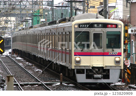 ［KO］冬の京王本線7000系電車（特急：10両編成） 123820909