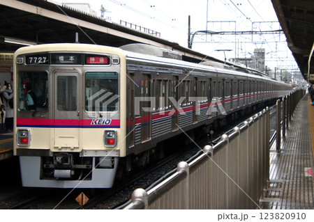 ［KO］冬の京王本線7000系電車（特急：10両編成） 123820910