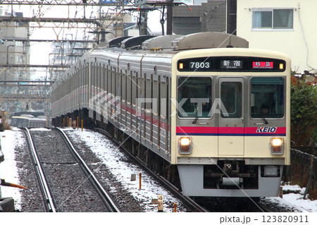 ［KO］冬の京王本線7000系電車（特急：10両編成） 123820911
