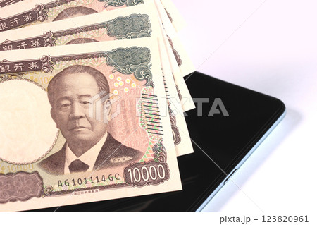 スマホと1万円札 123820961