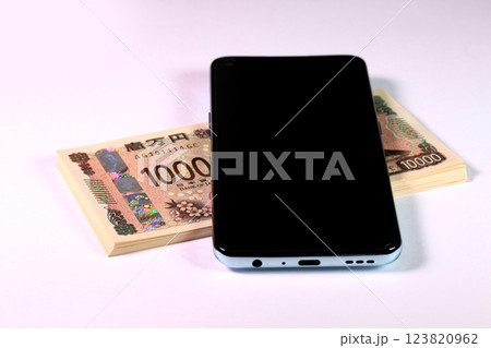 スマホと1万円札 123820962