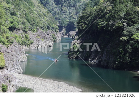 峡谷を流れる清流 123821026