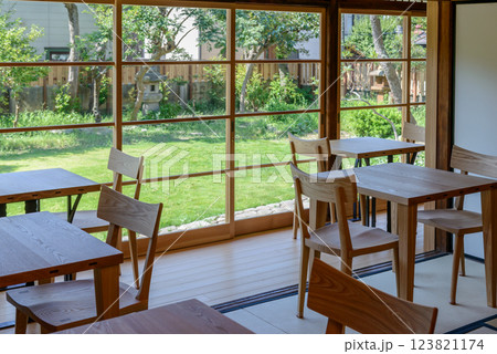 古民家レストラン・カフェのテーブル席、リノベーションスタイル、飲食店の内観 123821174