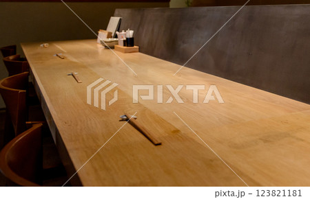 飲食店のカウンター席、鮨店、寿司屋、和食店 123821181