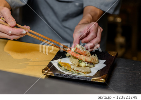 天ぷらを盛り付ける料理人の手元 天ぷらを盛り付ける料理人の手元 123821249