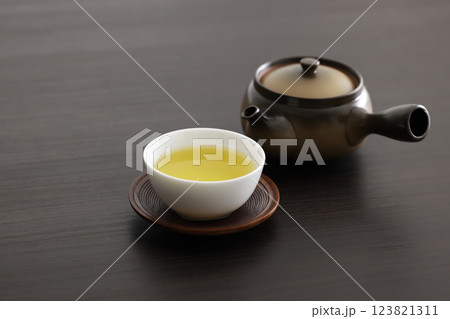 テーブルに置いた緑茶 123821311