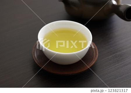 テーブルに置いた緑茶 テーブルに置いた緑茶 123821317