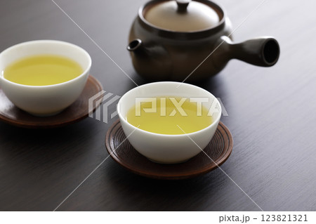 テーブルに置いた緑茶 123821321
