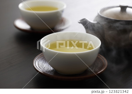 テーブルに置いた緑茶 テーブルに置いた緑茶 123821342