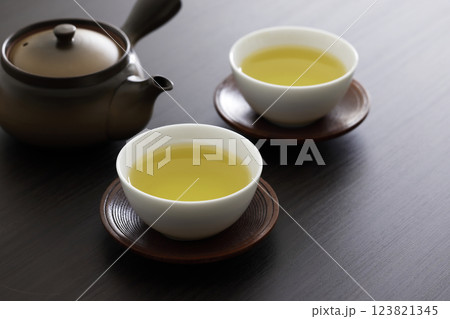テーブルに置いた緑茶 テーブルに置いた緑茶 123821345