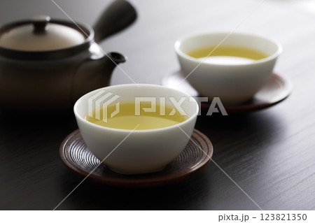 テーブルに置いた緑茶 テーブルに置いた緑茶 123821350