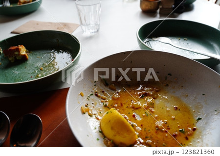 食後の皿 123821360