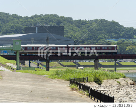 大和川を渡る近鉄道明寺線の車両 大和川を渡る近鉄道明寺線の車両 123821385