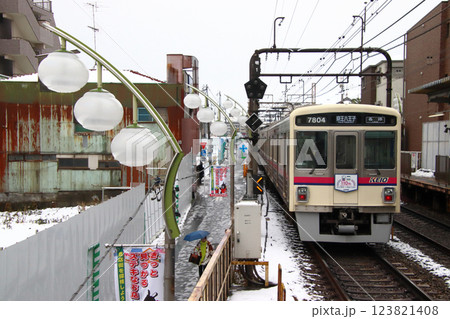 冬の明大前駅を発車する京王線7000系電車 冬の明大前駅を発車する京王線7000系電車 123821408