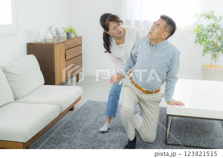ぎっくり腰 ぎっくり腰 123821515