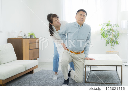 ぎっくり腰 ぎっくり腰 123821516