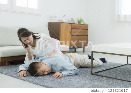 急病で倒れるシニア夫婦 123821617