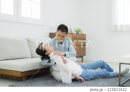 急病で倒れるシニア夫婦 急病で倒れるシニア夫婦 123821622