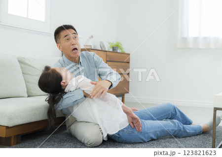急病で倒れるシニア夫婦 急病で倒れるシニア夫婦 123821623