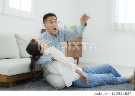 急病で倒れるシニア夫婦 123821624