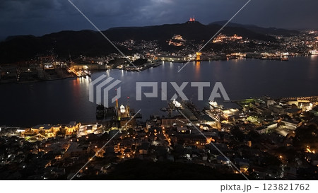 【空から見る長崎・夜景】　稲佐山と長崎港 123821762