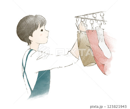 洗濯物を干す女性 洗濯物を干す女性 123821943