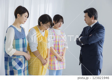 保育士たちと園長先生　 123821946